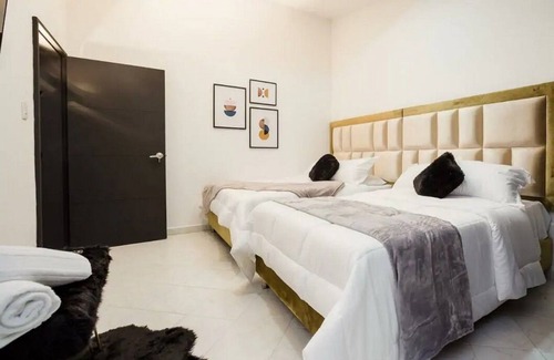 Lalinde House | Scarlet house with 8 bedrooms in Lleras park