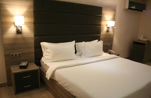 Ofin Cabin | Scarlet Lodge