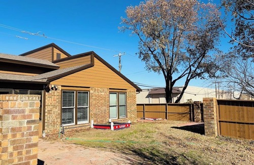 Farmers Branch House | Scarlet Oak Home - 3BR and 2BA