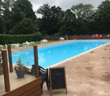 Bont Newydd House | Scarlett Cabin Glan Gwna