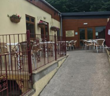 Bont Newydd House | Scarlett Cabin Glan Gwna