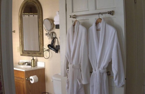 Monticello Bed & Breakfast | Scarlett Room - At Avera-Clarke