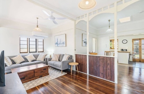 Scarness Cottage | Scarness Cottage Serene Queenslander by the Sea