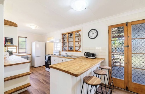 Scarness Cottage | Scarness Cottage Serene Queenslander by the Sea