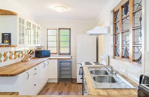 Scarness Cottage | Scarness Cottage Serene Queenslander by the Sea