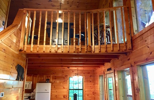 Gatlinburg - Pigeon Forge Cabin | Scenic 2 Bedroom/2 Bathroom Cabin, New Hot Tub, Pool Table, 5 min. from Parkway