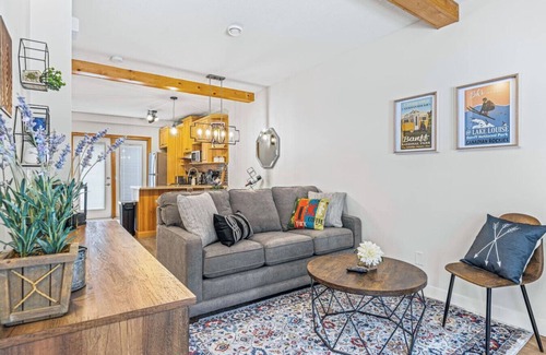 Harvie Heights House | Scenic 2BR Haven w/MTN Views + Near DT Banff!