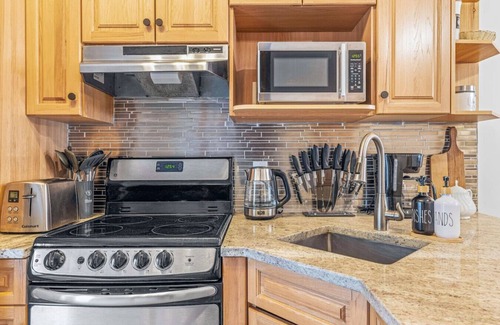 Harvie Heights House | Scenic 2BR Haven w/MTN Views + Near DT Banff!