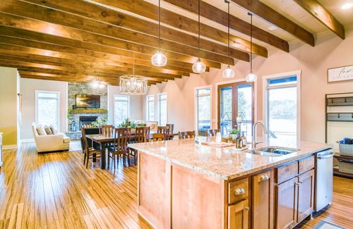 Double Springs House | Scenic 4BR Lake House | Kayaks,Dock & Cozy Firepit
