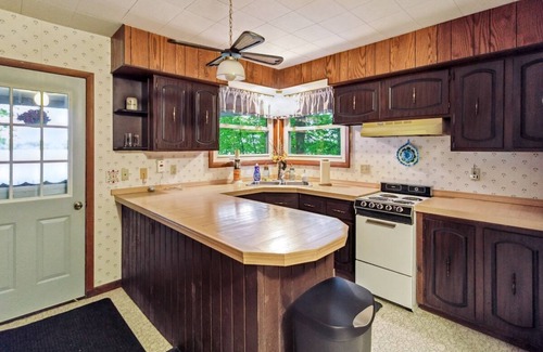 White Lake Cottage | Scenic 4BR Lake View Cottage