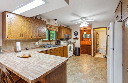 White Lake Cottage | Scenic 4BR Lake View Cottage