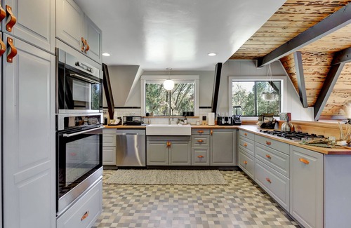 Grass Valley Ski Chalet | Scenic A-frame - Hot Tub, Basketball Court, Treehouse, Outdoor theater!