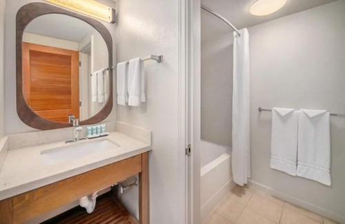 Kahului Hotel | Scenic Afternoon Beach Stroll: Two Ocean View Rooms with Outdoor Pool Access