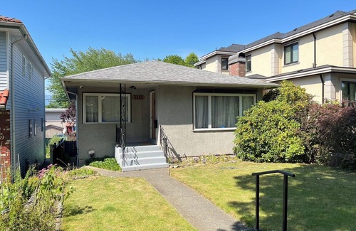 Fraserview House | Scenic and Radiant Haven - Vancouver