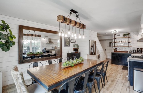 Garland House | Scenic Barndominium, Hot tub & Separate Suite