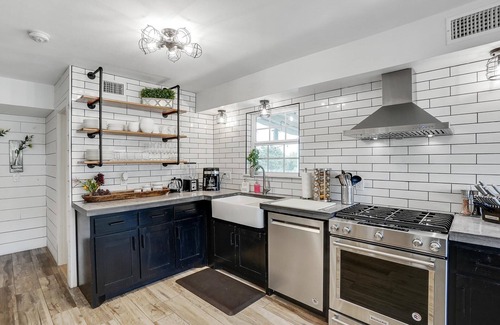 Garland House | Scenic Barndominium, Hot tub & Separate Suite