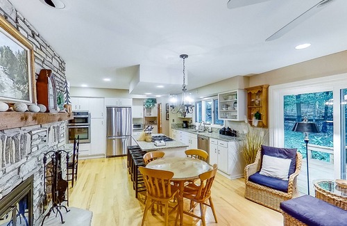 Birchwood Farms House | Scenic bay view home w/a full kitchen + family-friendly