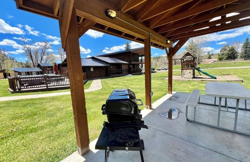 Pagosa Springs House | Scenic Cabin in the Mountains w/Skiing Access & Nearby Trails - Parking