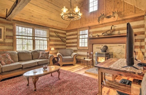Maurertown Cabin | Scenic Cabin w/ Deck & Fire Pit - Near Hiking!