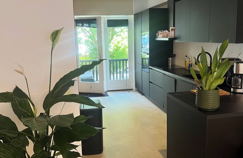 Weesperzijde Apartment | Scenic, central, and connected: Amsterdam at your doorstep.