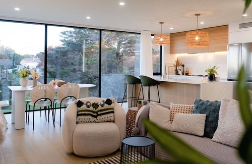Northcote House | Scenic City Views close to Auckland CBD!