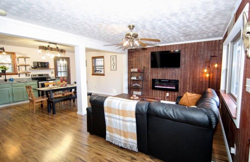 Oakland Cabin | Scenic Deep Creek Getaway Cabin-RICK'S RETREAT