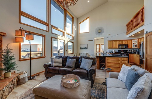Baderville House | Scenic Flagstaff Home w/Hot Tub & Mountain Views