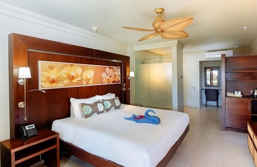 Charlotte Hotel | Scenic Garden View Room w/Balcony Perfect for Morning Breakfast | Free Parking