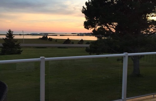 Hampton House | Scenic Getaway - beautiful views, quiet location close to local restaurants!