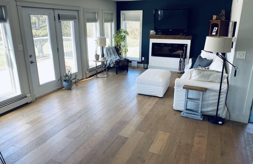 Hampton House | Scenic Getaway - beautiful views, quiet location close to local restaurants!