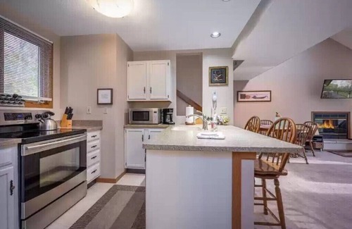 The Galena Territory House | Scenic Getaway – Cozy Stay Near Golf & Trails