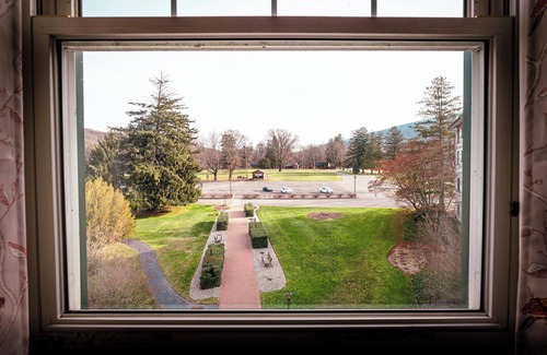 Shawnee On Delaware House | Scenic Getaway Near Delaware's Top Hotspots | Relaxing Spa & Golf Retreat