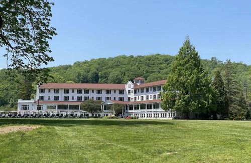 Shawnee On Delaware House | Scenic Getaway Near Delaware's Top Hotspots | Relaxing Spa & Golf Retreat