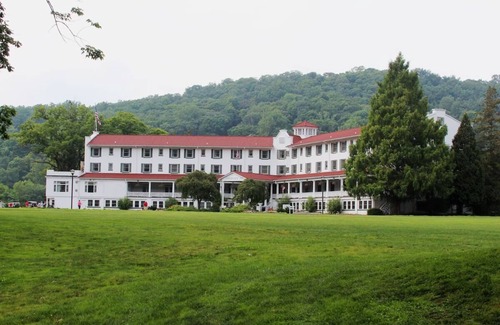 Shawnee On Delaware House | Scenic Getaway Near Delaware's Top Hotspots | Relaxing Spa & Golf Retreat