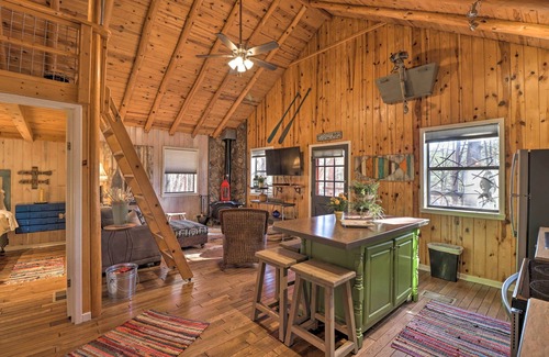 Higden Cabin | Scenic Greers Ferry Cabin w/Deck + Fire Pit!