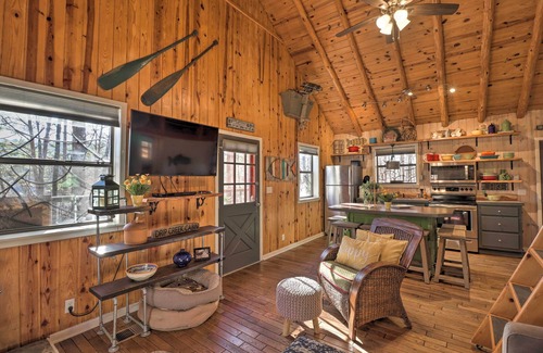 Higden Cabin | Scenic Greers Ferry Cabin w/Deck + Fire Pit!