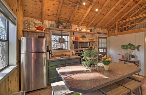 Higden Cabin | Scenic Greers Ferry Cabin w/Deck + Fire Pit!