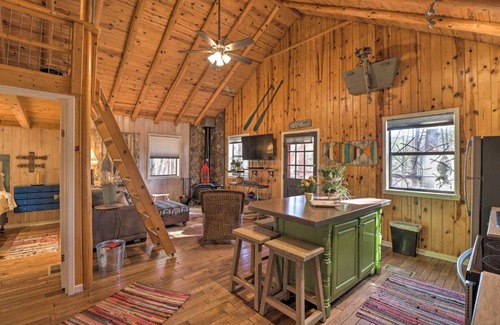Higden House | Scenic Greers Ferry Cabin with Deck and Fire Pit!