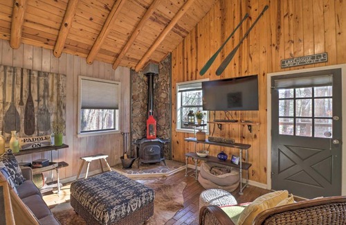 Higden House | Scenic Greers Ferry Cabin with Deck and Fire Pit!