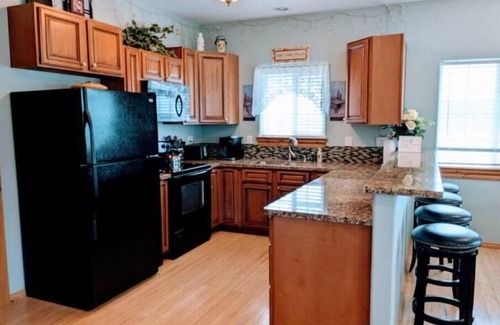 Weiser House | Scenic Guest House Retreat with Stunning Views, Full Kitchen & Fast Wi-Fi.