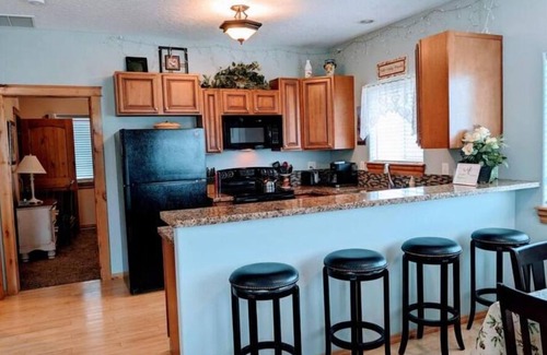 Weiser House | Scenic Guest House Retreat with Stunning Views, Full Kitchen & Fast Wi-Fi.