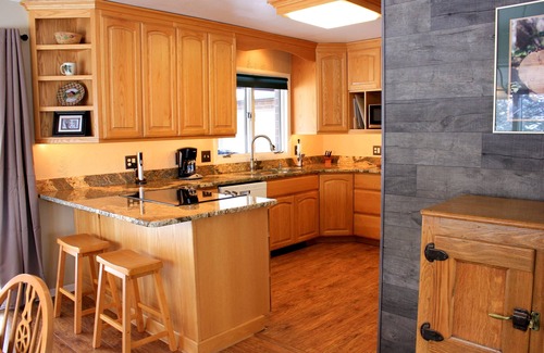 Cascade House | SCENIC HIDDEN VIEW ESTATE Next to the Missouri River