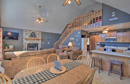 Upper Peachtree Cabin | Scenic ‘HighBearNation Lodge’ Near Hiking!