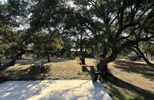 Austin House | Scenic Hill Country Hideaway! Wifi, AC, PingPong, Corn Hole, near the best BBQ!