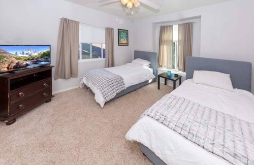 Chatsworth House | Scenic House in the Hills