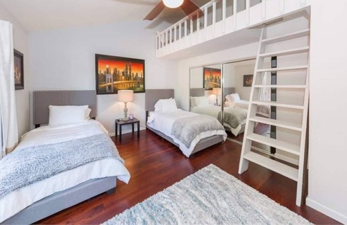 Chatsworth House | Scenic House in the Hills