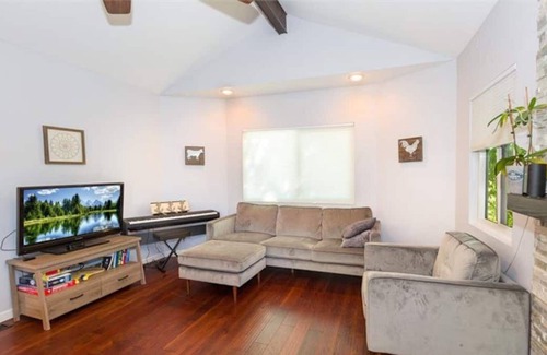 Chatsworth House | Scenic House in the Hills