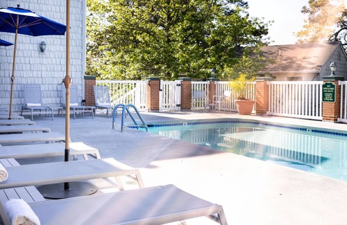 Country Club Estates Apartment | Scenic King Room | Garden Views & Easy Access