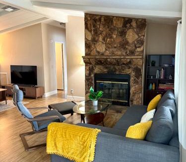 Wofford Heights House | Scenic Lake House & Dog Friendly
