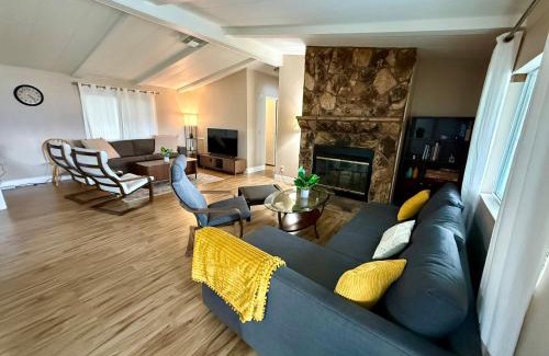 Wofford Heights House | Scenic Lake House & Dog Friendly